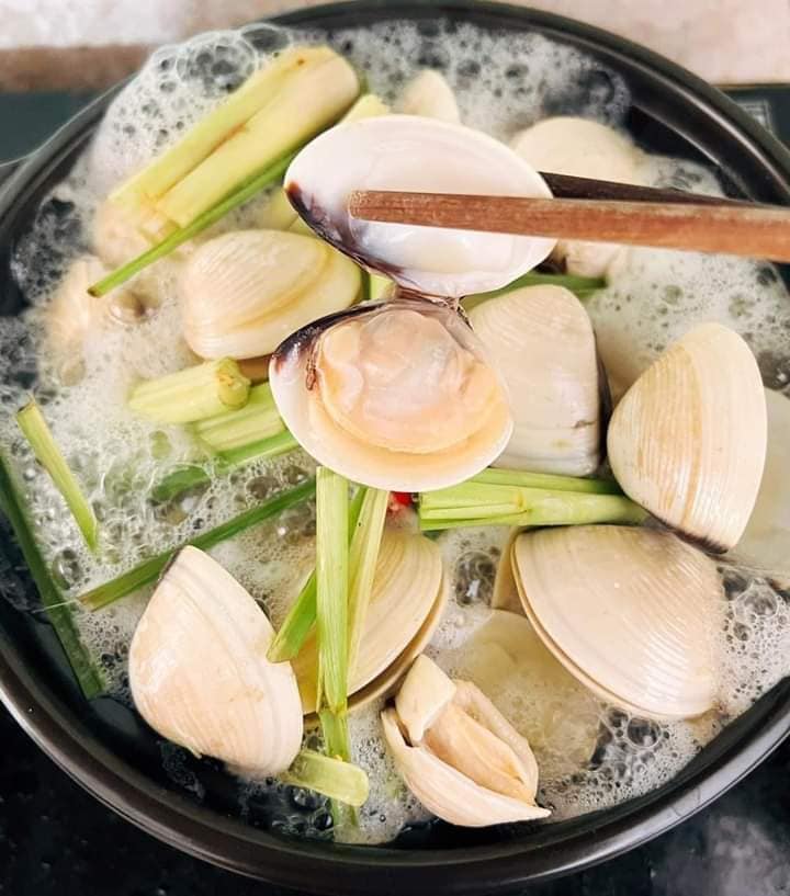 nghêu biển hấp sả