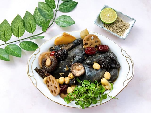 gà ác hầm hạt sen