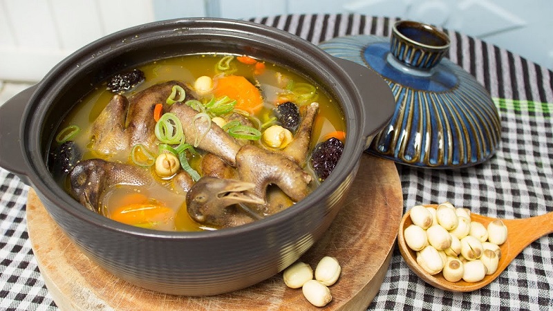 chim bồ câu hầm hạt sen